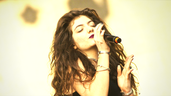 Lorde Has Wardrobe Malfunction